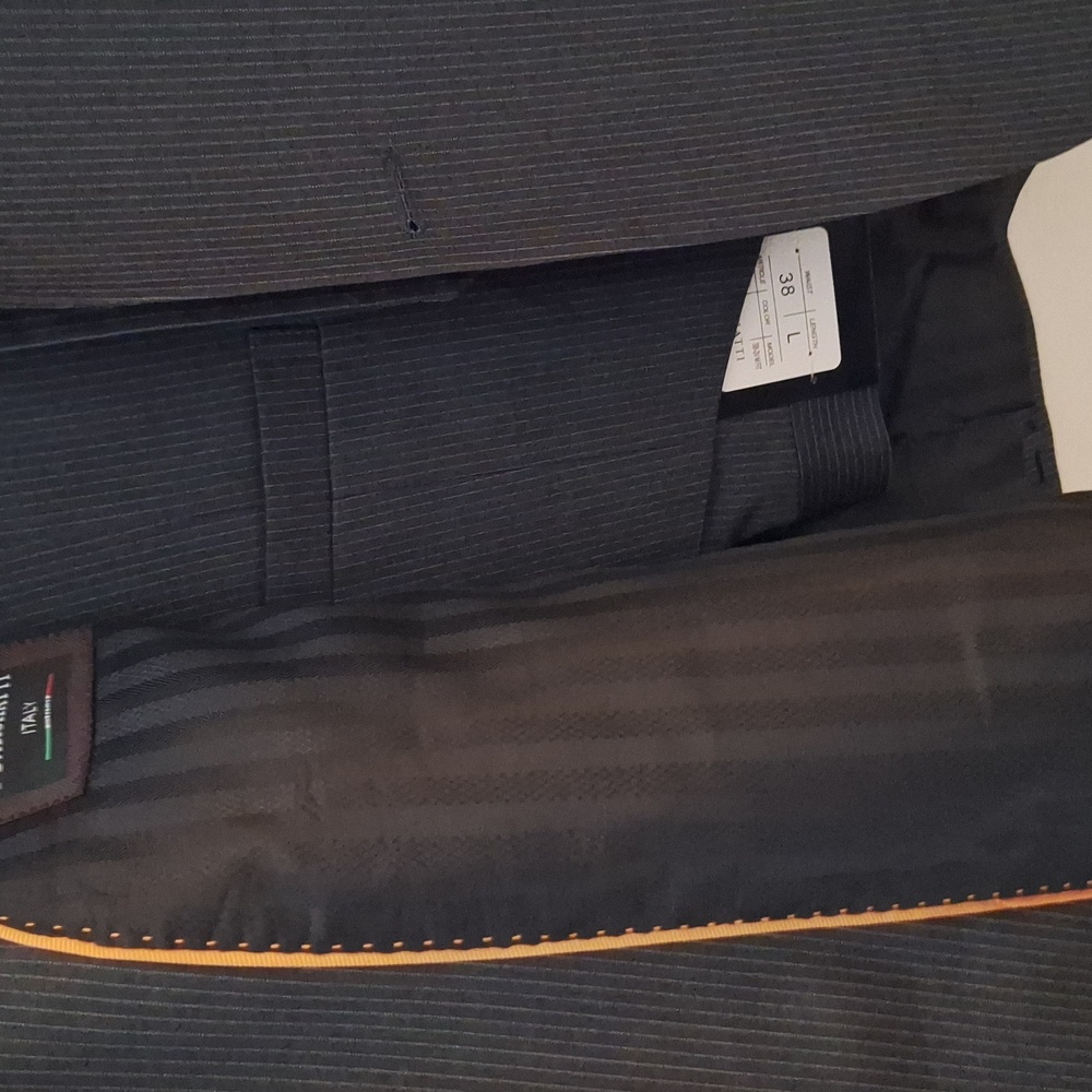 Black and Gray, 3 Peaces Wool Suit. Notch Lapel - Picture 3 of 4